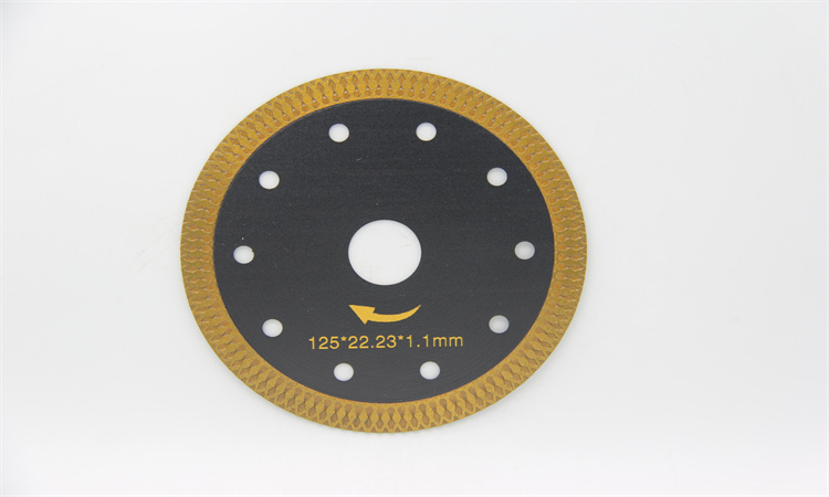 Black-and-gold patterned-rim diamond blade