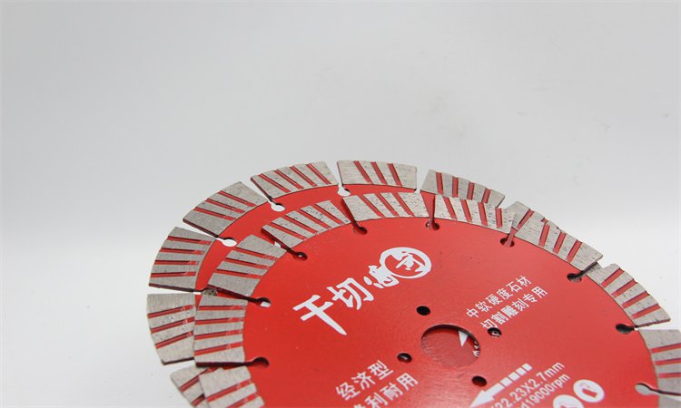 Overlapping red diamond blades with patterned segment edges