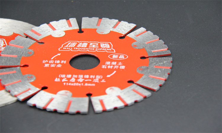 Red diamond blade with slotted segments